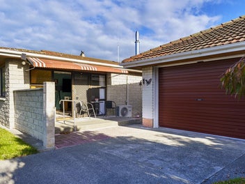 House + Garage + Freehold = great value!