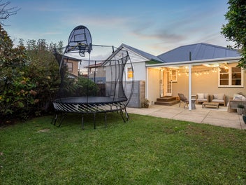 Gorgeous Kiwi Bungalow with All the Good Stuff