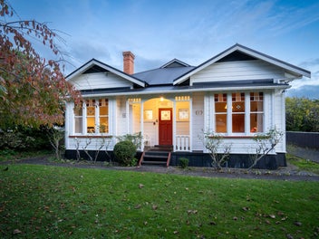 A Royal Villa on Queen