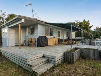 Ultimate Family Home Close to Town!