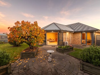 Relaxed Single-Level Living - Steps to Supa Centre
