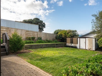 SUNNY LYALL BAY MODERN LIVING