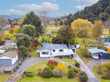 Large Family Home with Rural Views in Manunui
