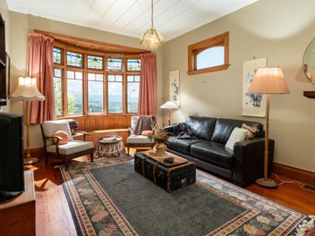 SUNNY BROOKLYN BUNGALOW