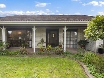 Classic Kiwi Comfort in the Heart of Conifer Grove