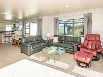 Easy family living - enquiries over $759,000+
