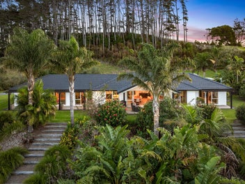 Matakana Coast Hideaway with Resort-Style Appeal