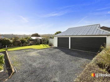 Sun-Soaked Villa with 3-Car Garaging in Top Family