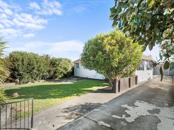 Single-Level Family Home in Burnside High Zone