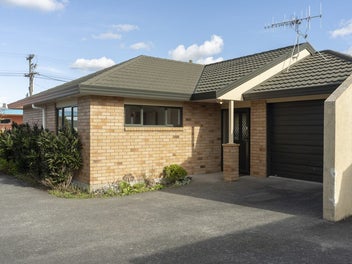 Solid Brick & Tile Home - Walk to Kamo Village