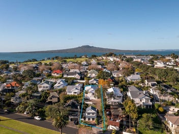 Narrow Neck Beach Bungalow + Cottage
