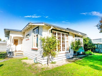 Charming 1930s Bungalow – Loved for a Decade