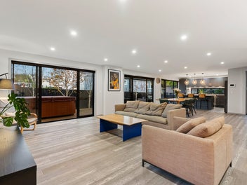 Near New Contemporary Elegance