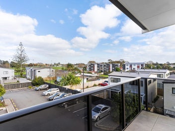 PARK VIEWS - TOP FLOOR - CORNER UNIT