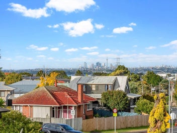 Spacious 2 Bedroom Apartment with City Views!!