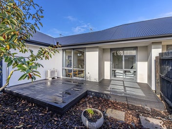 Stunning Modern 2 Bedroom unit with garage