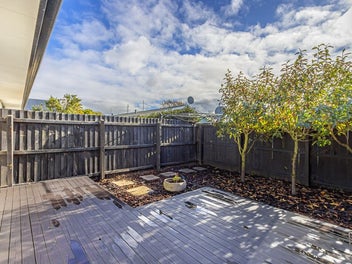 Stunning Modern 2 Bedroom unit with garage