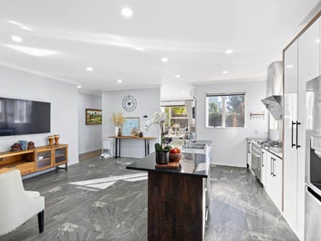 Immaculate Family Home in Somerville school zone