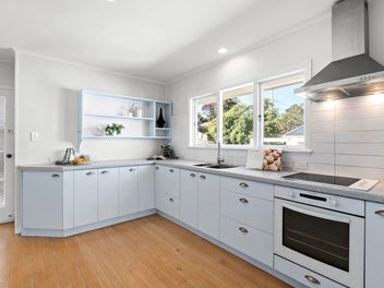 Spacious Family Home, Ocean Views & Holiday Appeal