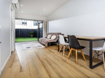 Handy & Easy Lifestyle at Park Avenue!
