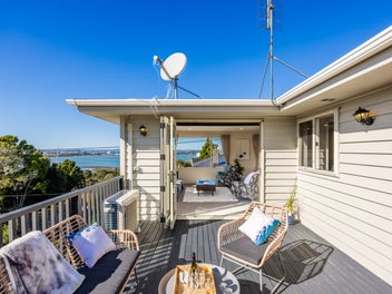Big Family Home with Section & Sea Views!