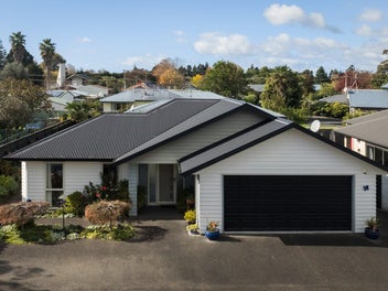 Immaculate, Sunny & Move-In Ready
