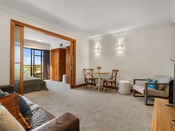 Premium Parkside Position