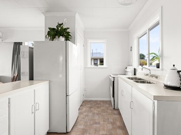 Spacious, Sunny & Central