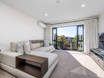 Tip-Top Townhouse - with VIEWS!