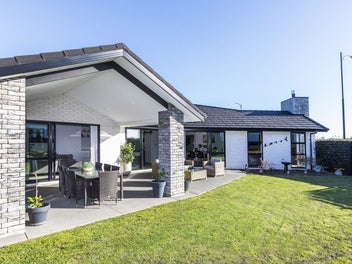 Modern Elegance Meets Family Comfort!
