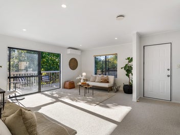 BRICK & TILE: EASY LIVING WITH SUN-SOAKED DECK!