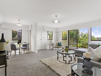 SINGLE-LEVEL WITH HARBOUR VIEWS!