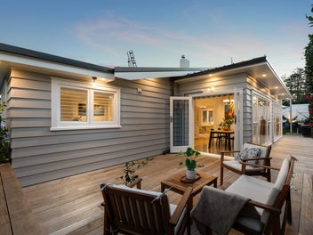 A CLASS OF ITS OWN: STUNNING FAMILY BUNGALOW!