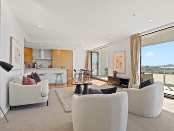 Sea Views & Sun – Your City Retreat