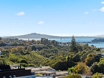 Sea Views & Sun – Your City Retreat