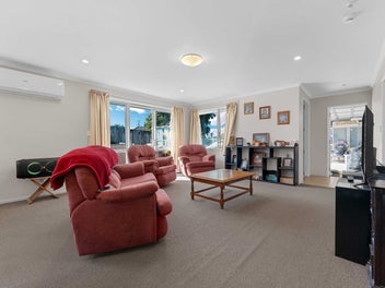 Modern 4 Bedroom Home in Prime Location!