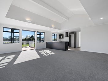 Spacious family home on the fringe of town