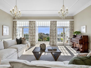 GRAND FAMILY RESIDENCE, OUTSTANDING VIEWS!