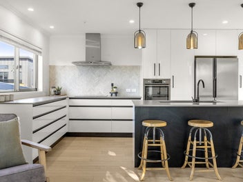 Contemporary Living with Harbour Glimpses