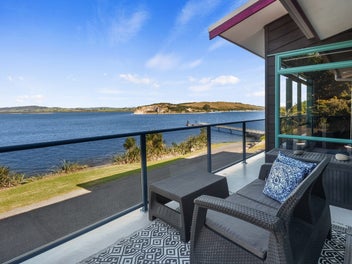 Possible Home & Income with Huge Harbour Views!