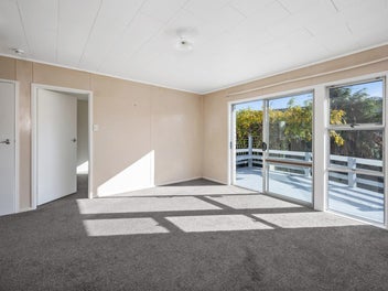 Sunny Deck & Pet-Friendly Backyard!