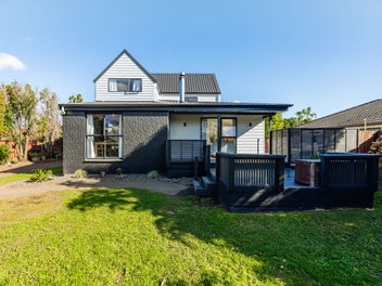 Family Home In The Heart of Conifer Grove