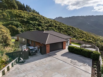 Four Bedroom Modern, Family Living - Rural Views!