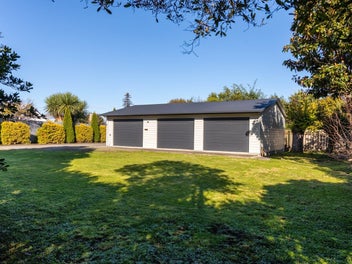 Section with 3 bay garaging and no covenants