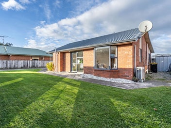 Terrific Townhouse on Bainfield Road!