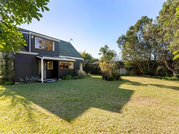 Charming Rustic Retreat Backing onto Park Reserve