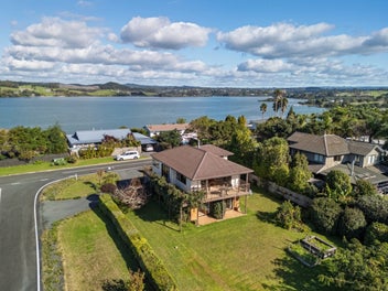 Sea Side Living or Bach? Boat-Ramp a short walk!