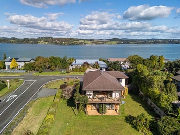 Sea Side Living or Bach? Boat-Ramp a short walk!
