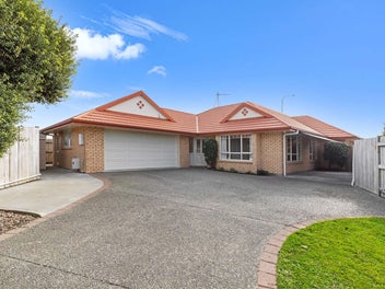 NEED SPACE? 3 Living • 5 Bed • 2 Bath • 2 Car