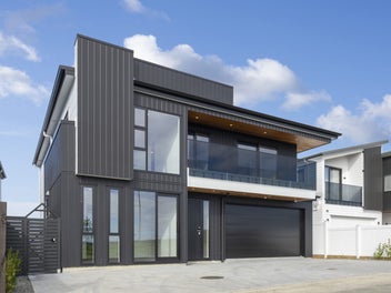 Top Sea Views – Top Tier Living